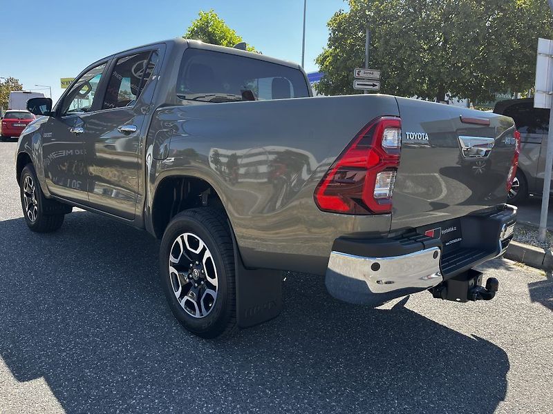 Toyota Hilux 2.8D 4x4 6AT Executive - fotka 8 z 33
