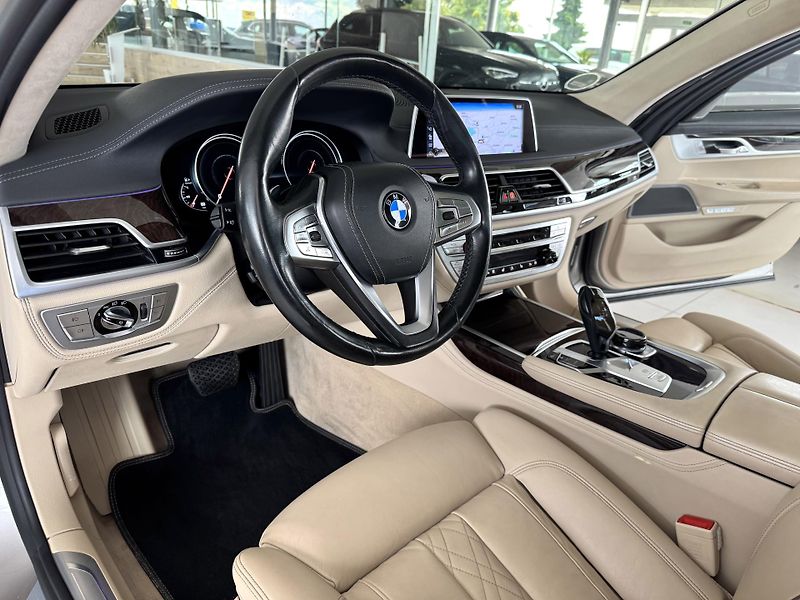 BMW Řada 7 730d xDrive*Laser*Dověry*Masáž - fotka 9 z 46