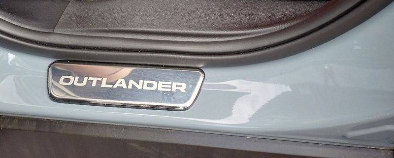 Mitsubishi Outlander Instyle+ 2,4 MIVEC 2xelektromo - fotka 7 z 16