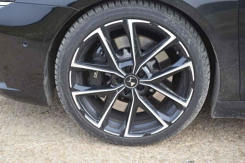 Vlajková loď francouzského automobilového průmyslu se dobře vyjímá v každém prostředí
