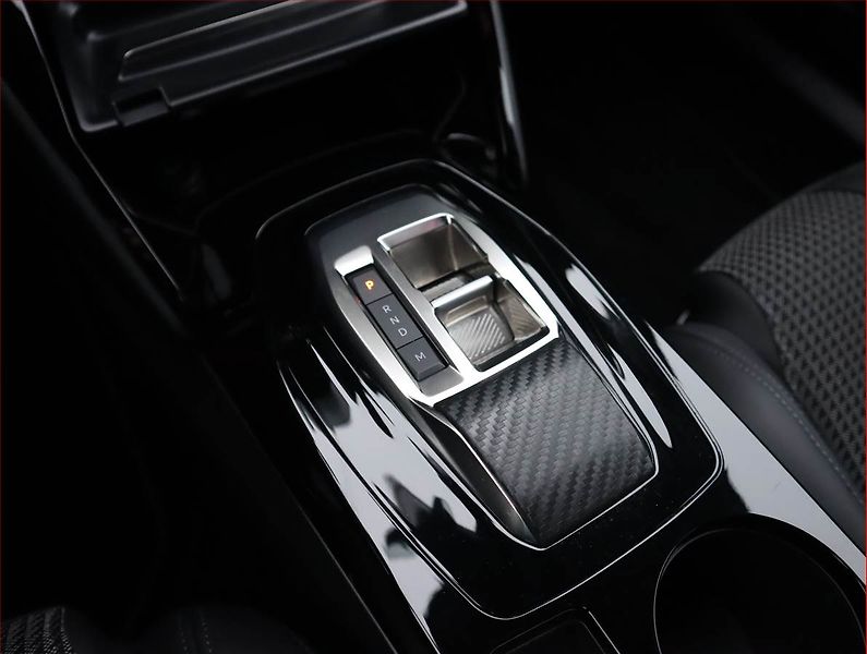 Peugeot 2008 (2023) GT 1.2 PureTech - fotka 13 z 21