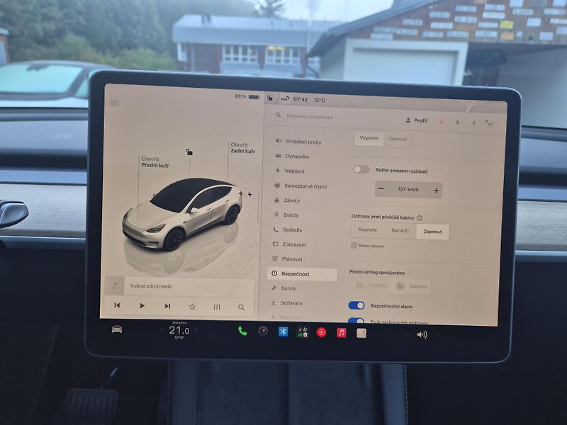 Tesla Model Y RWD 220kw TZ SOH 93,1 % - fotka 27 z 50
