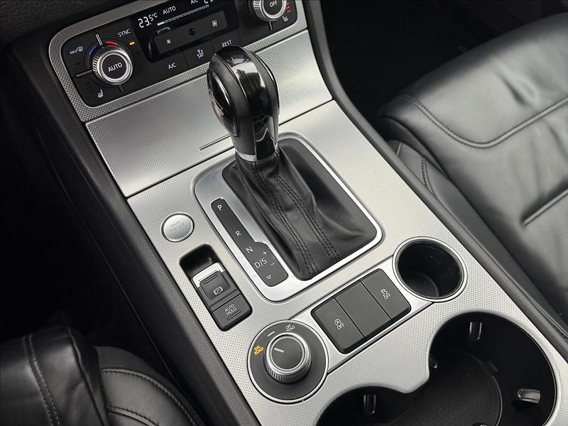 Volkswagen Touareg 3,0 ACC 360° TZ PEČLIVÝ SERVIS - fotka 27 z 49