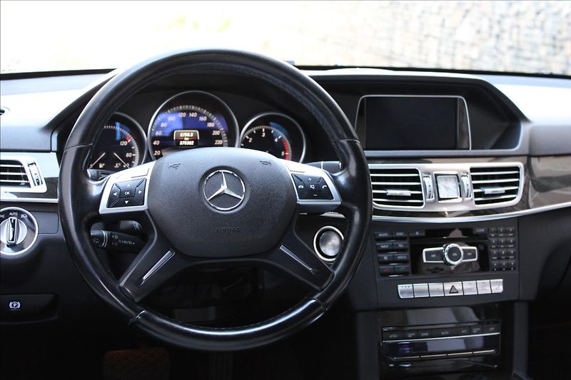 Mercedes-Benz Třídy E 350CDI 4M/ACC/KEYLESS/DPH - fotka 17 z 46