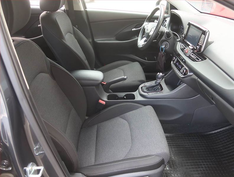 Hyundai i30 (2023) Family 1.5 T-GDI MHEV, Automat - fotka 9 z 19