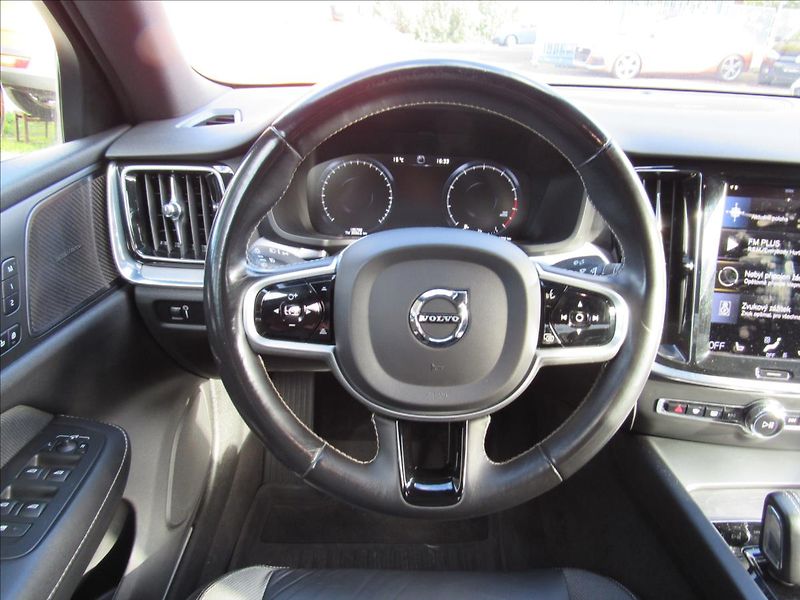 Volvo S60 2,0 B5 184kW AWD R-Design - fotka 12 z 34
