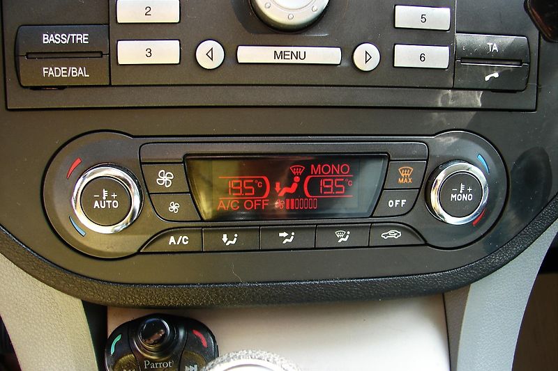 Ford C-MAX 1.6i 115PS KLIMA STK-ZADÁN! - fotka 27 z 34