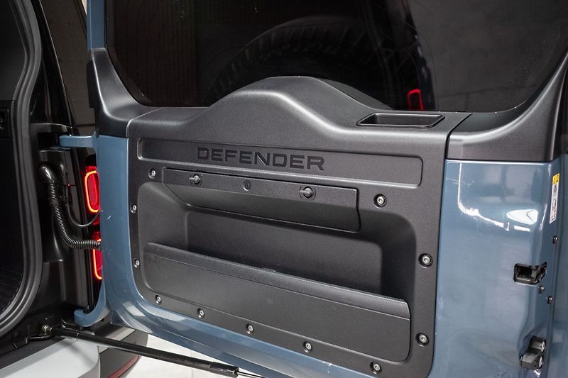Land Rover Defender 110 D300 SE *ZÁRUKA*TAŽNÉ*ČR* - fotka 44 z 55