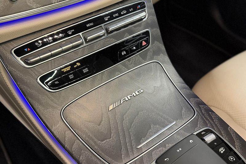 Mercedes-Benz Třídy E (2021) E 63s AMG 4Matic+ V8 Biturbo - fotka 23 z 124