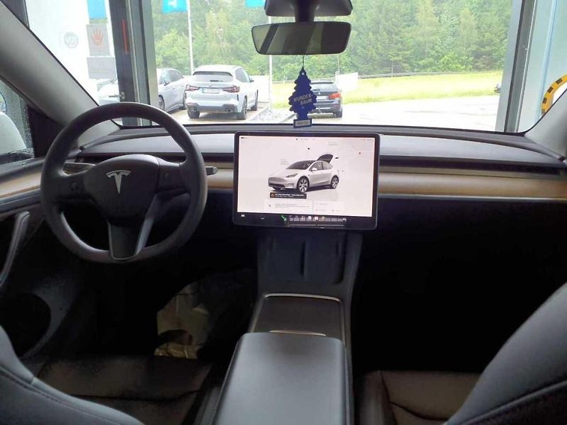 Tesla Model Y ZAMLUVENO ! - fotka 3 z 9