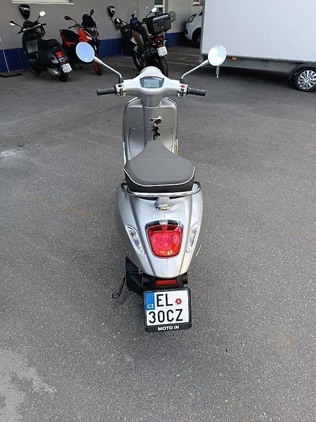 Vespa Elettrica (2023) L1 Grigio  Cromo 719 - fotka 6 z 16