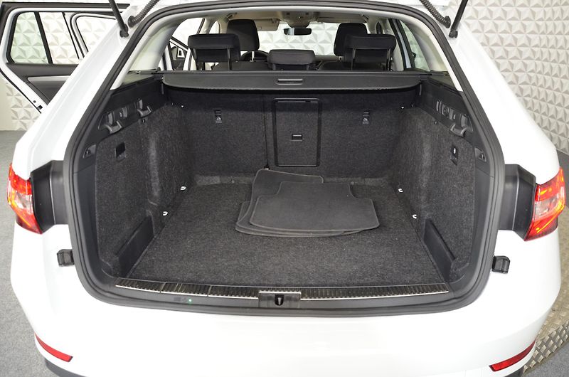 Škoda Superb (2022) 2.0TDI 110 Style kombi - fotka 23 z 23