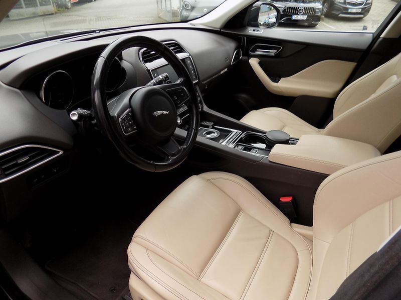 Jaguar F-Pace (2017) 2.0 D Původ ČR  - fotka 11 z 19