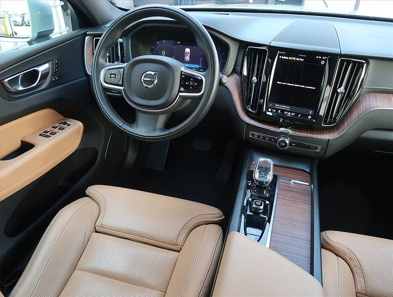 Volvo XC60 (2021) Momentum D5 AWD - fotka 7 z 14
