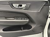Volvo XC60 B4 AWD MOMENTUM PRO AUT CZ - náhled 7