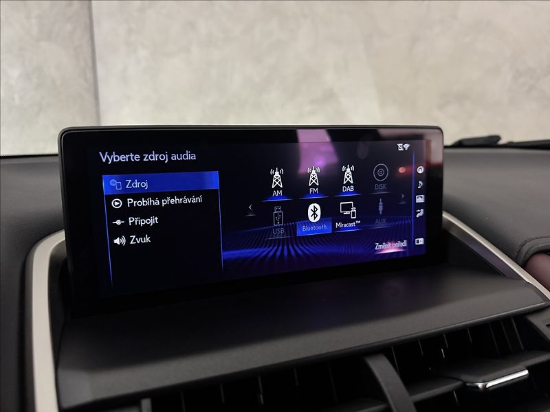 Lexus NX 300h 2,5   Hybrid Luxury LED Assist - fotka 30 z 47
