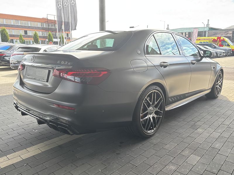 Mercedes-Benz Třídy E (2023) E 63 S AMG 4M+ sedan - fotka 5 z 51