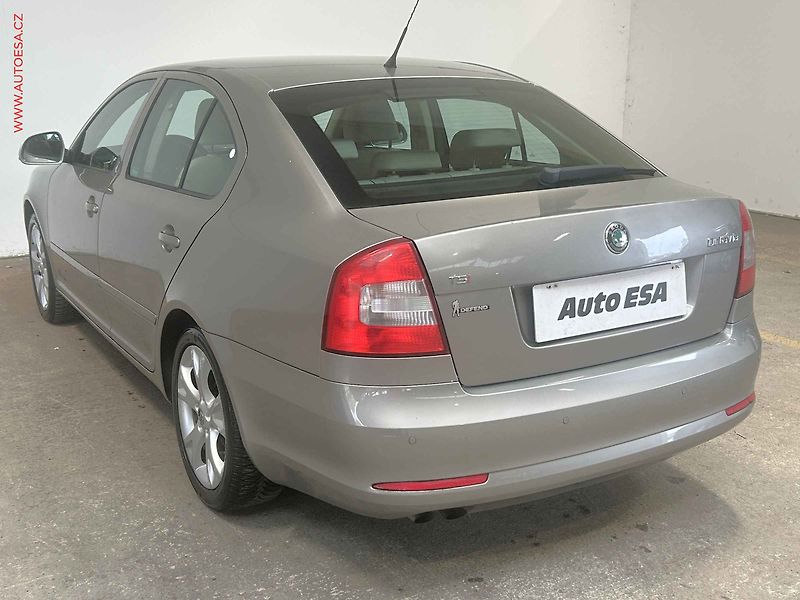Škoda Octavia (2009) 1.4TSi, 2.maj,ČR, DSG, park - fotka 6 z 16