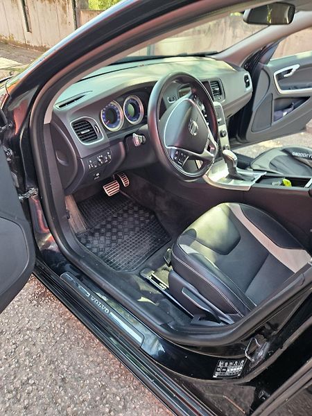 Volvo V60 (2012) R DESIGN - fotka 26 z 31