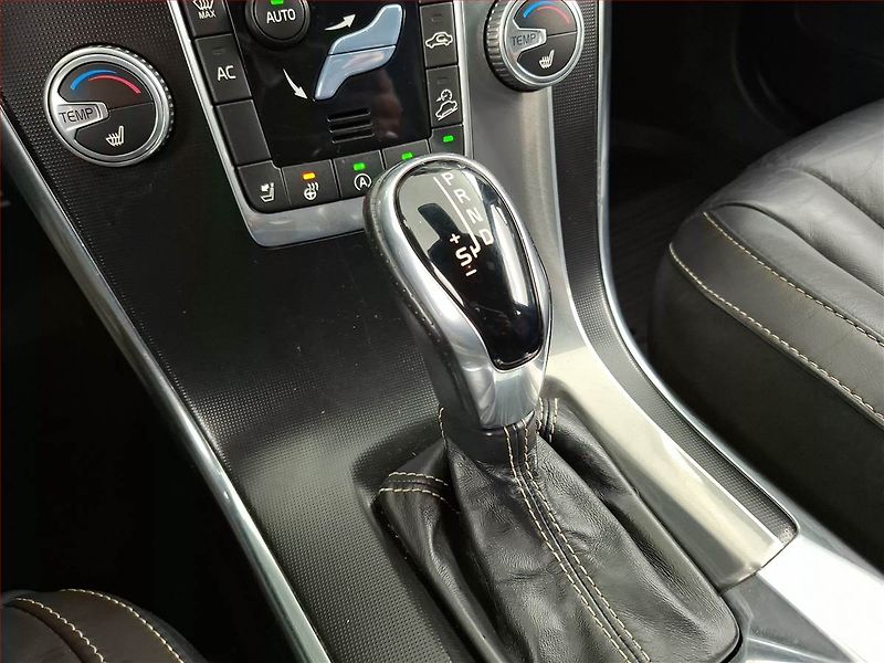 Volvo XC60 (2017) R-Design D4, 4X4, Automat - fotka 15 z 21