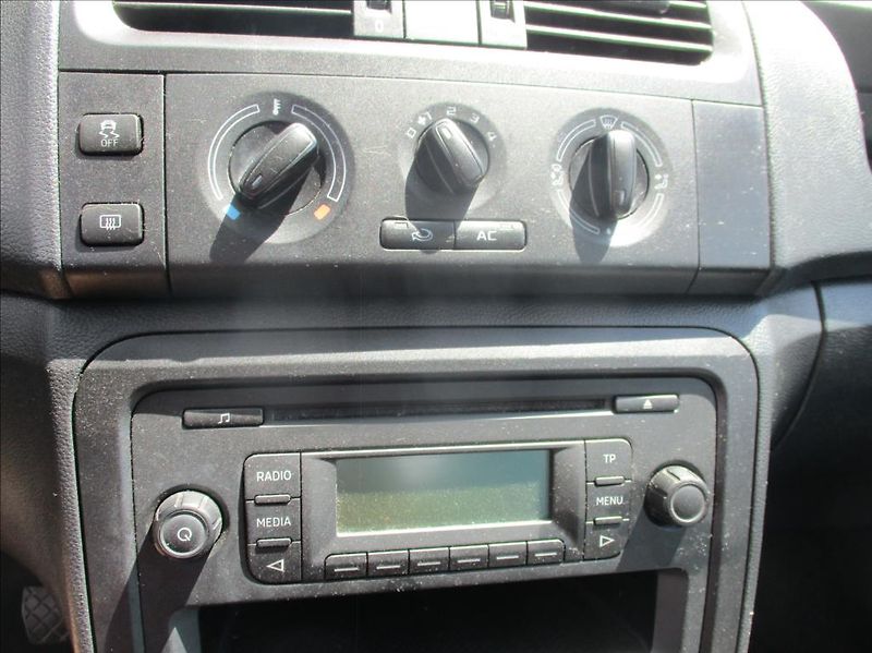 Škoda Fabia 1,2 TSi, klimatizace,serviska, - fotka 10 z 28