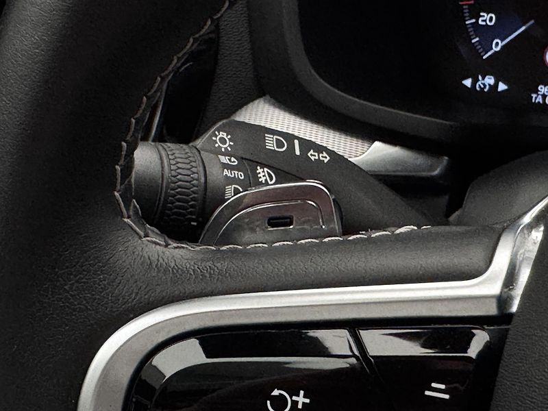 Volvo V60 T4 R-DESIGN AUT - fotka 30 z 47