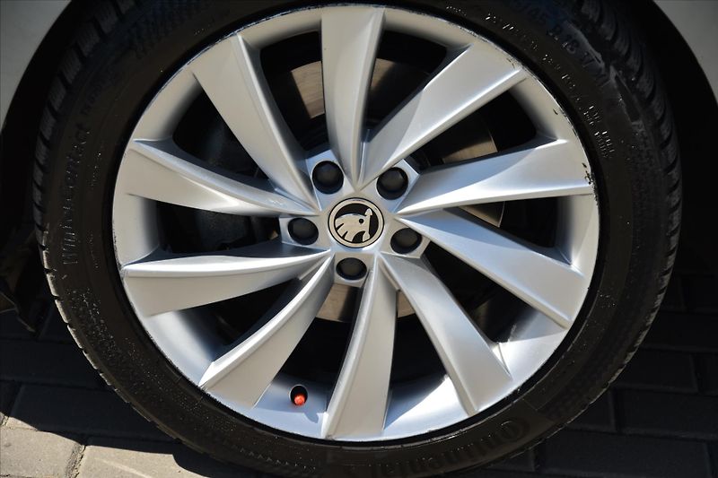 Škoda Superb 2.0 TDI 140kW DSG STYLE ČR - fotka 9 z 32