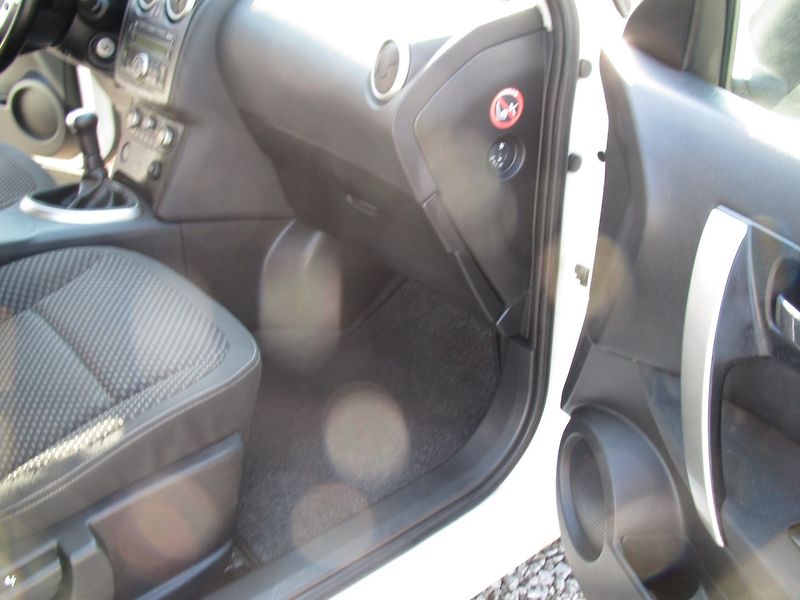 Nissan Qashqai 1.6 - fotka 13 z 16