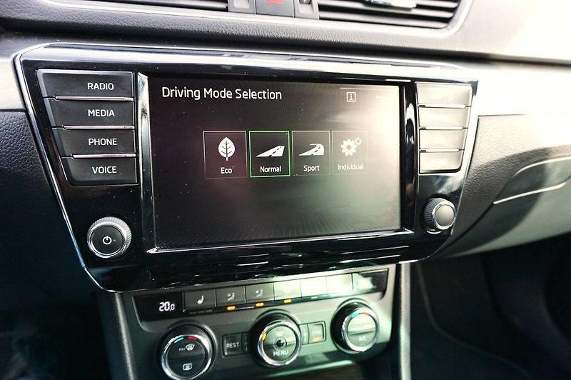 Škoda Superb (2016) STYLE PLUS 2,0 TDI 110 kW - fotka 40 z 53