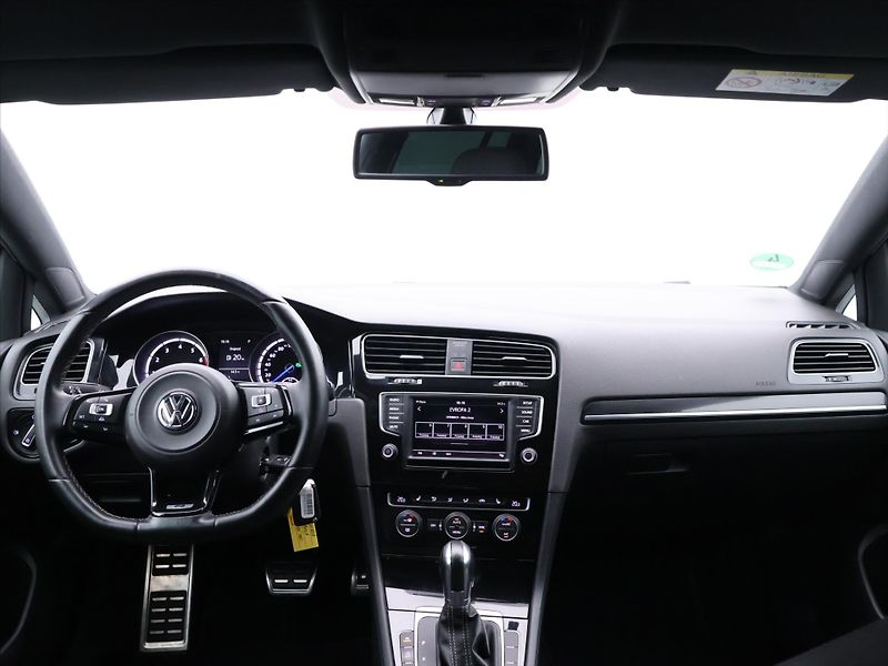 Volkswagen Golf 2,0 TSI R 221kW DSG 4Motion - fotka 24 z 31