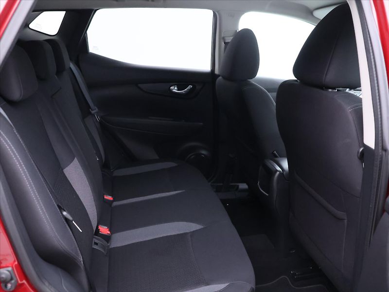 Nissan Qashqai 1,3 DIG-T 117kW Automat Acenta - fotka 12 z 27