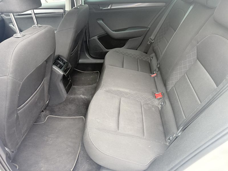 Škoda Superb 2.0 TDi 110kw - fotka 24 z 29