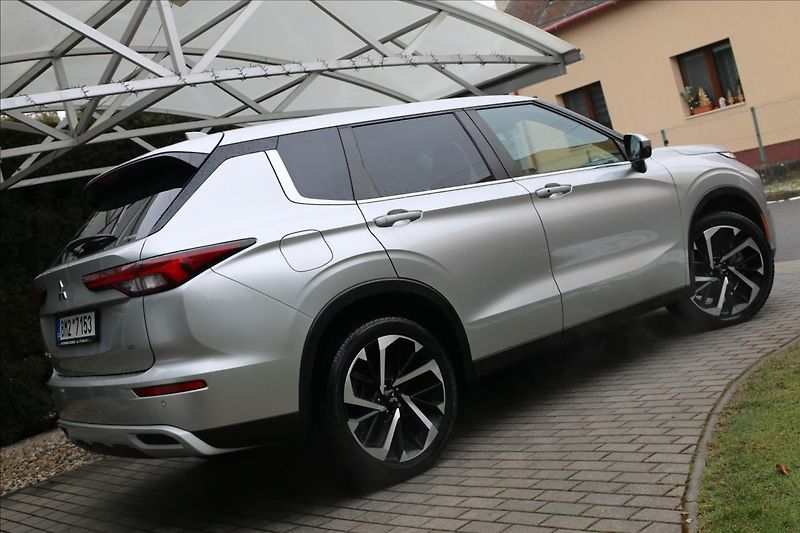 Mitsubishi Outlander 2,4 7míst, intense - fotka 10 z 70