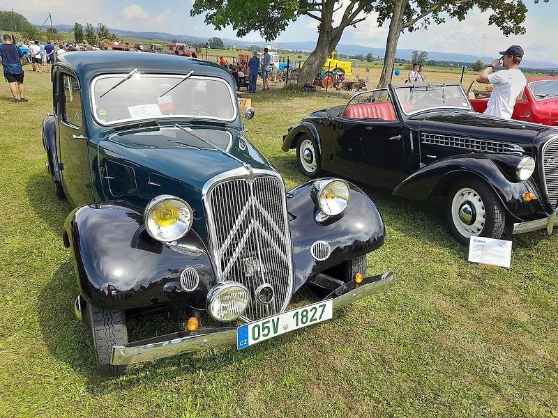 Unikátní hasičský vůz z roku 1931 kdysi sloužil dobrušským hasičům, dnes je klubovým vozidlem Podorlického Veteran Car Clubu.