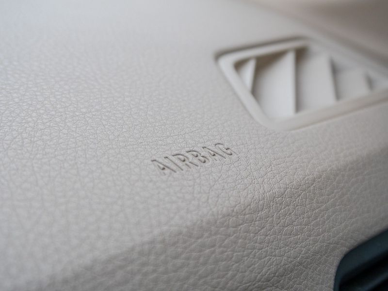 BMW Řada 5 (2010) 3.0i mat – NAVI - fotka 37 z 49