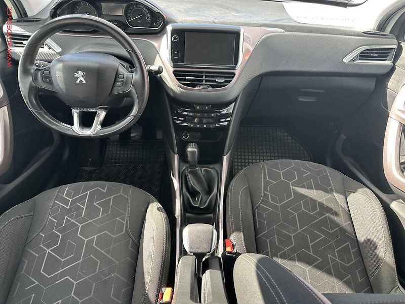 Peugeot 2008 (2026) 1.2, 1.maj,ČR, Business, AT - fotka 8 z 15