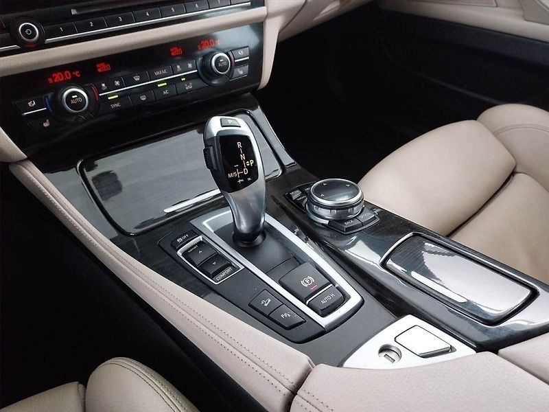 BMW Řada 5 (2015) Luxury Line 518d, Automat - fotka 13 z 23