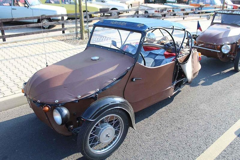 V retro auto muzeu Veteráni Litvínov měli ve středu zastávkou účastníci Velorex čundru 2024 na svém putování po severních Čechách. S nejstarším Velorexem z roku 1962 jede Petr Žůrek ze Světlé nad Sázavou.