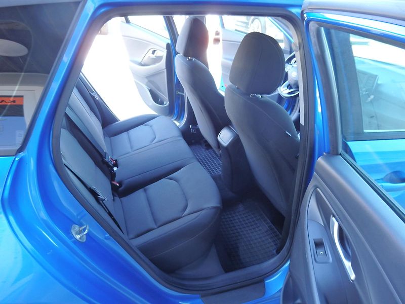 Hyundai i30 1.6 CRDi ZÁLOHOVÁNO - fotka 9 z 22