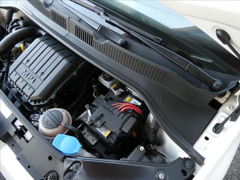 Volkswagen up! 1,0 MPi klima,serviska,2.maj. - fotka 34 z 45