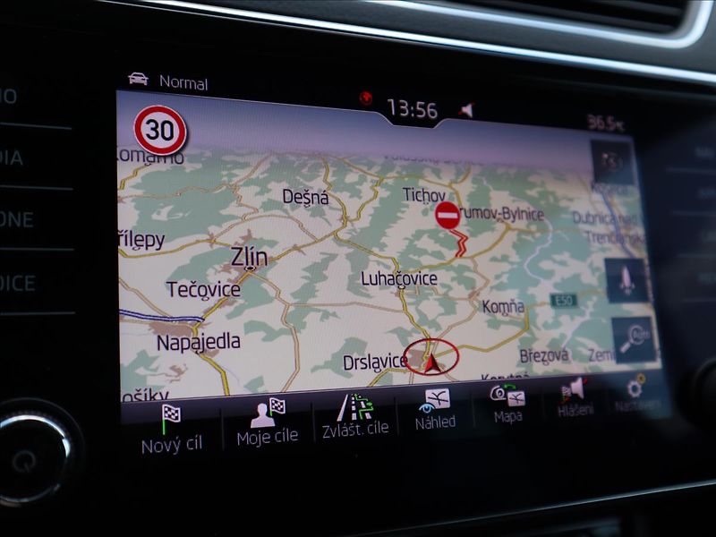Škoda Superb 2,0 TDI DSG ACC DCC Kamera LED - fotka 20 z 58