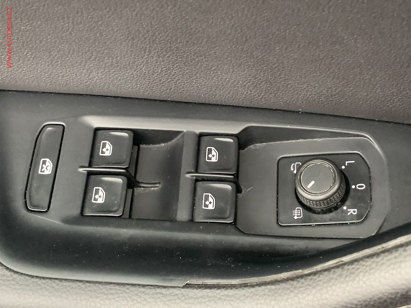 Volkswagen Passat (2015) 2.0 TDi, R-Line, DSG, LED - fotka 20 z 22