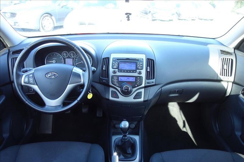 Hyundai i30 1,4 i, ČR, SERV.KN., COMFORT. - fotka 16 z 34