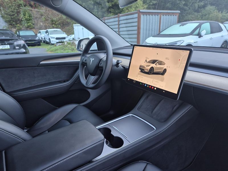 Tesla Model Y RWD 220kw TZ SOH 93,1 % - fotka 41 z 50