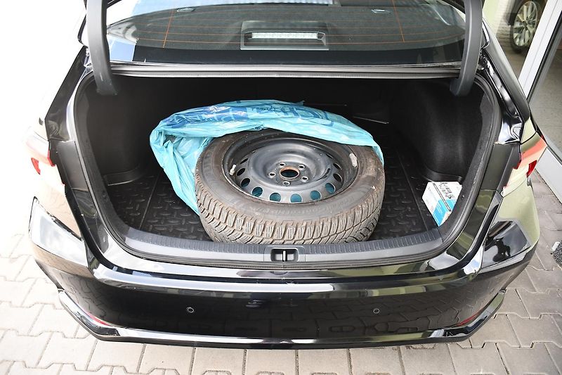 Toyota Corolla 1.5VVT-i 1M 2xKOLA  - fotka 34 z 36