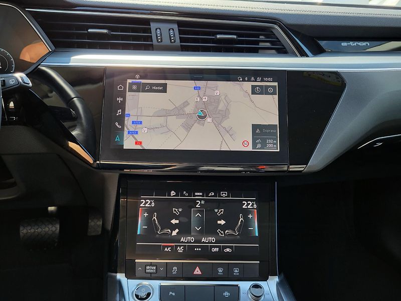 Audi e-tron 55 Quattro 300kW ČR 1.majitel - fotka 13 z 50