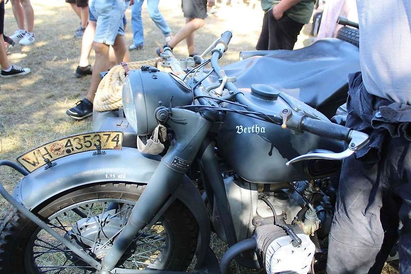 Cestou necestou. Tak jezdil ikonický německý válečný těžký motocykl BMW R75 z období II. světové války, který sloužil na všech frontách.