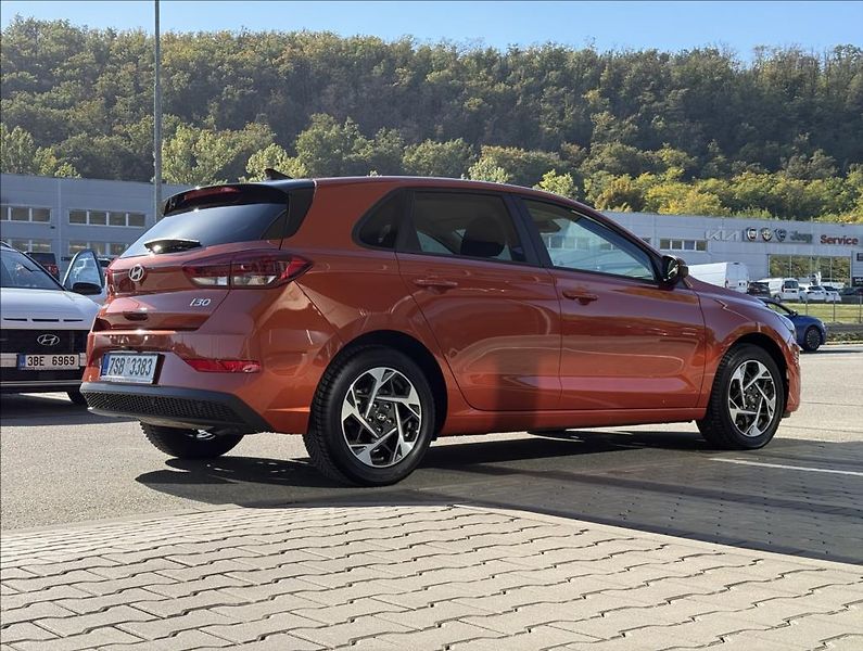 Hyundai i30 1,5 DPi  HB FL Family Climate - fotka 3 z 25