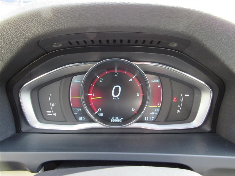 Volvo V60 2,4 D6 AWD Plug-in Hybrid - fotka 13 z 41