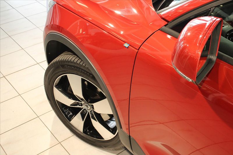 Volvo XC40 D4 AWD Momentum PilotAs/360°/P - fotka 8 z 32